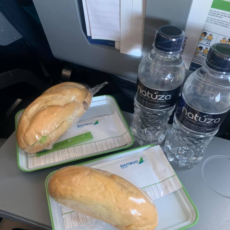 banh-mi-va-nuoc-mien-phi-cua-bamboo-airways