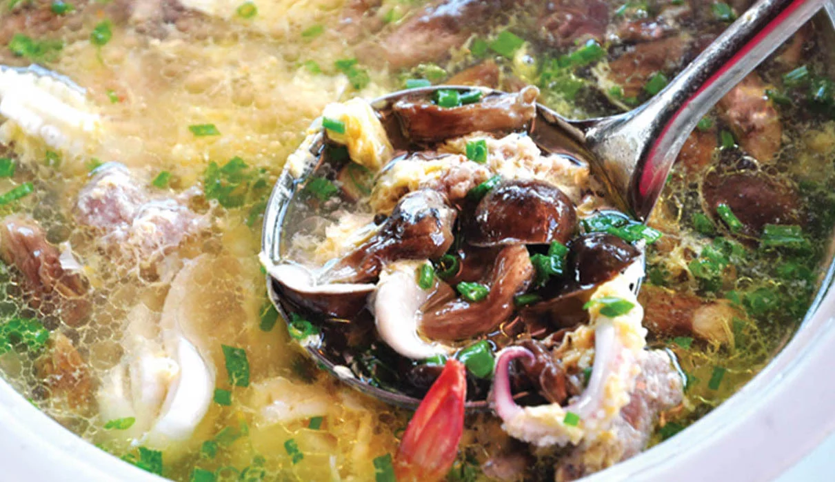 du lịch phú quốc tự túc nên ăn gì? canh nấm tràm hải sản