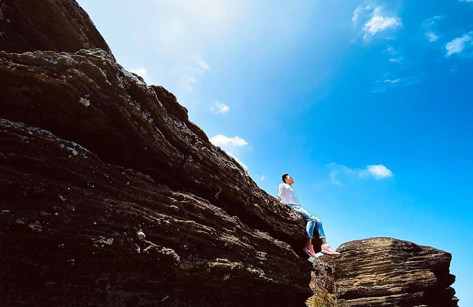 vách đá núi cao cát đảo phú quý