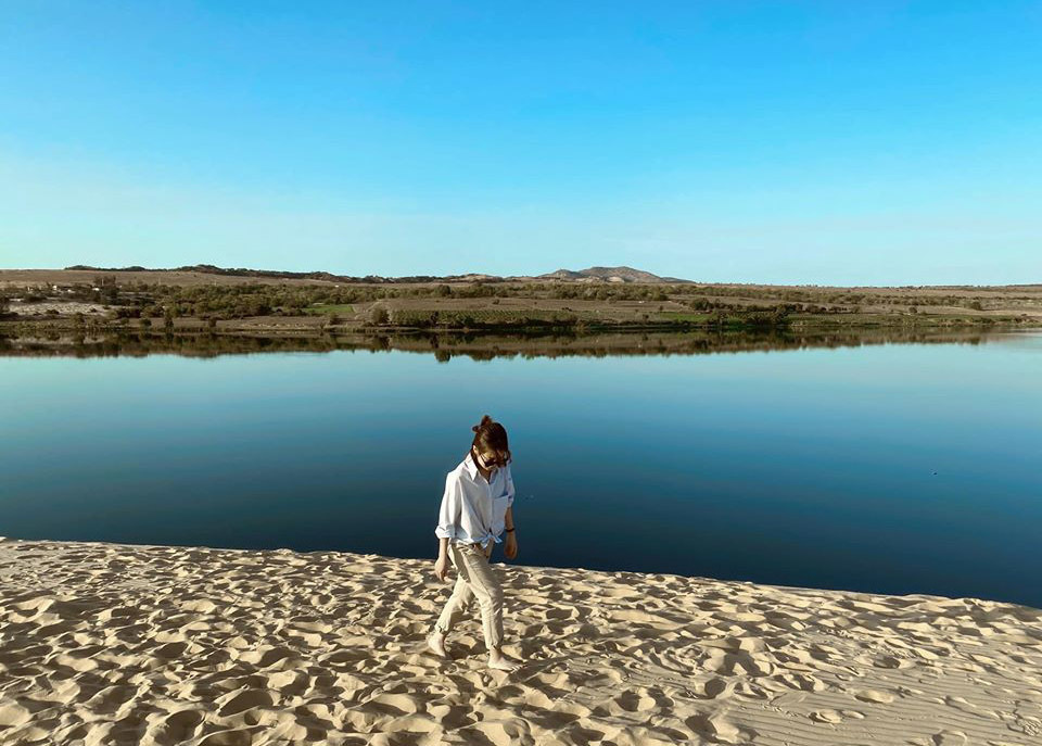 hồ nước siêu đẹp tại bàu trắng