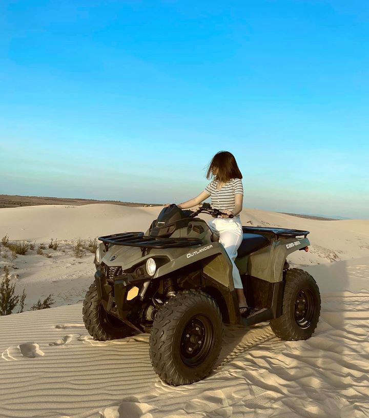 trải nghiệm lái môtô trên đồi cát bàu trắng